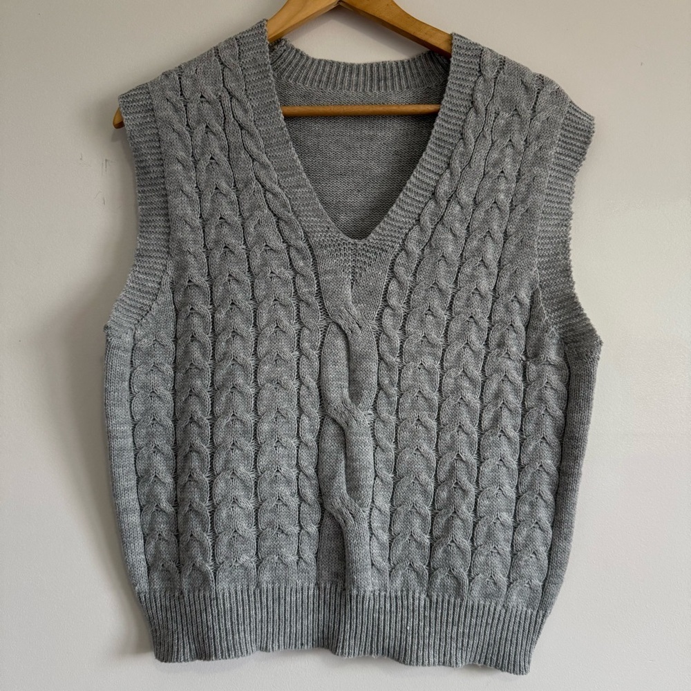 Elegant Gray V-Neck Cable Knit Sweater Vest